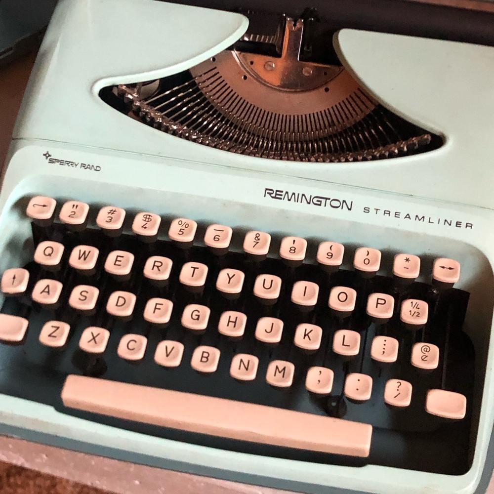 Remington Streamliner Typewriter in Mint Green - Picture 4 of 6
